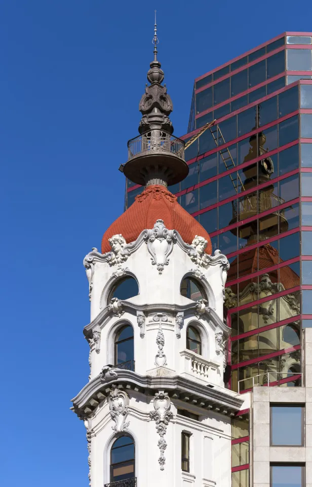 Tribunales Plaza Building (Massue Lookout), upper part of the tower