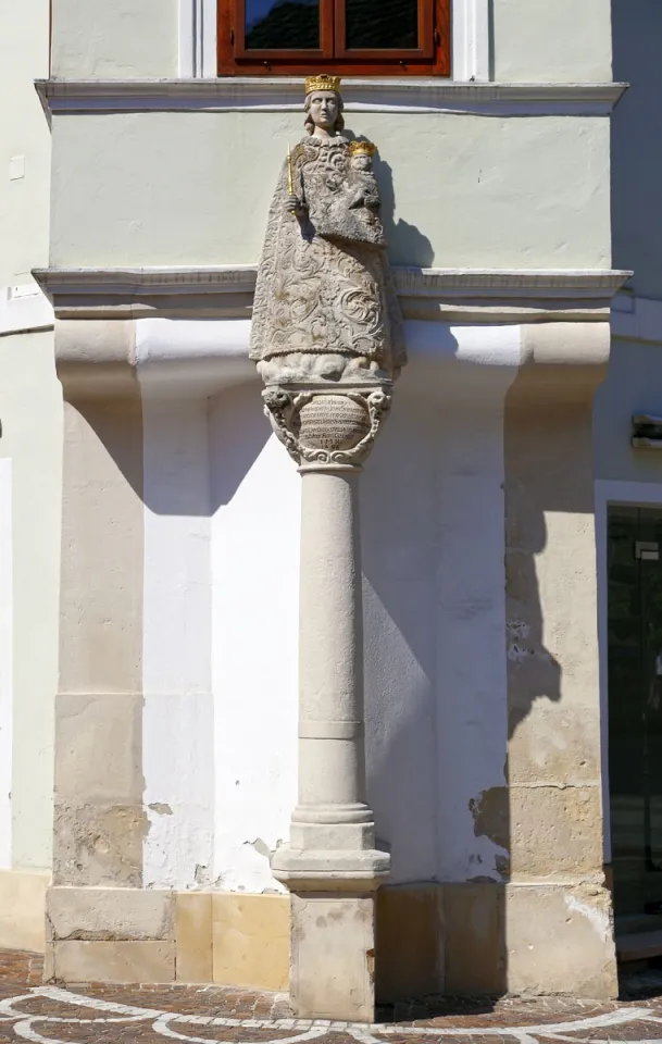 Burgher's House Main Street №19, Madonna on column