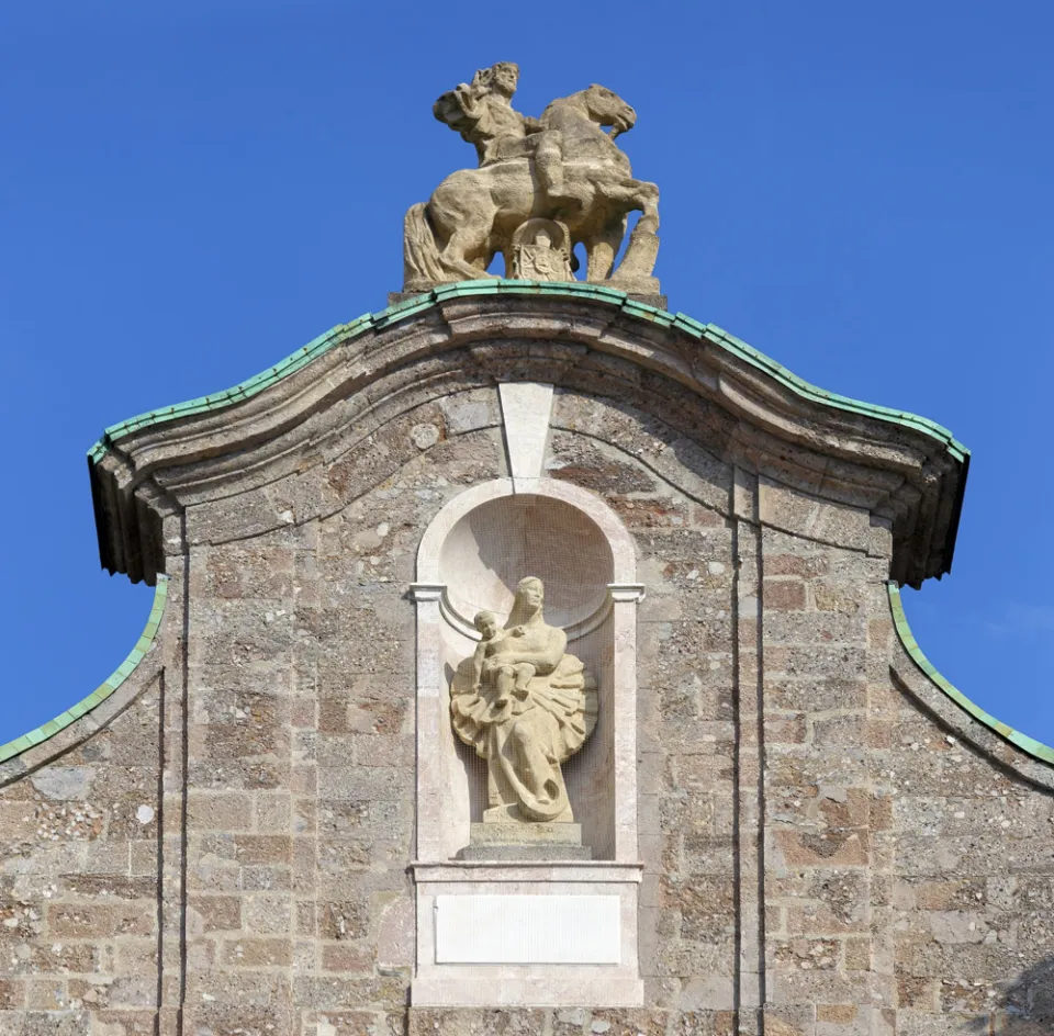 Innsbruck Cathedral, gable with statues