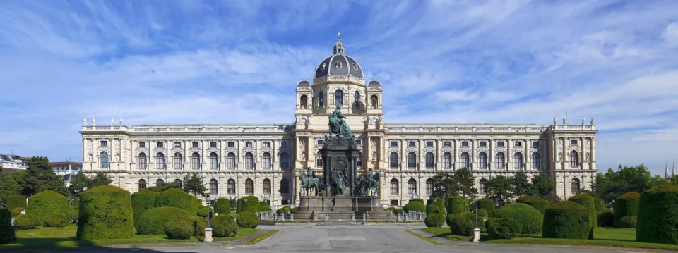 Maria Theresa Square, Monument and Natural History Museum