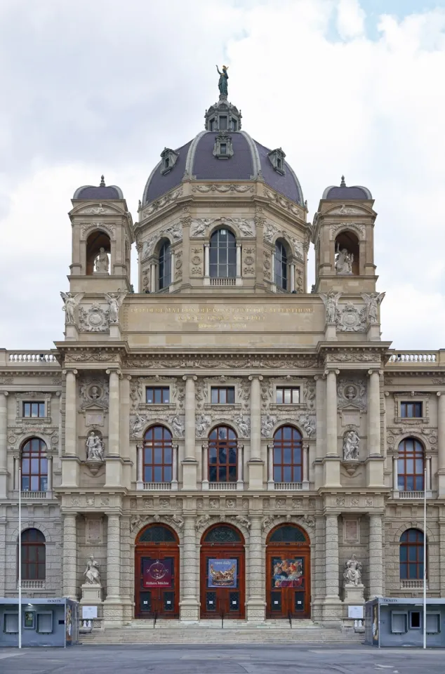 Museum of Art History, avant-corps