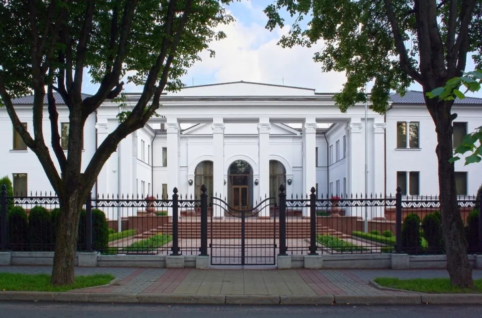 Frunze Residence, portico