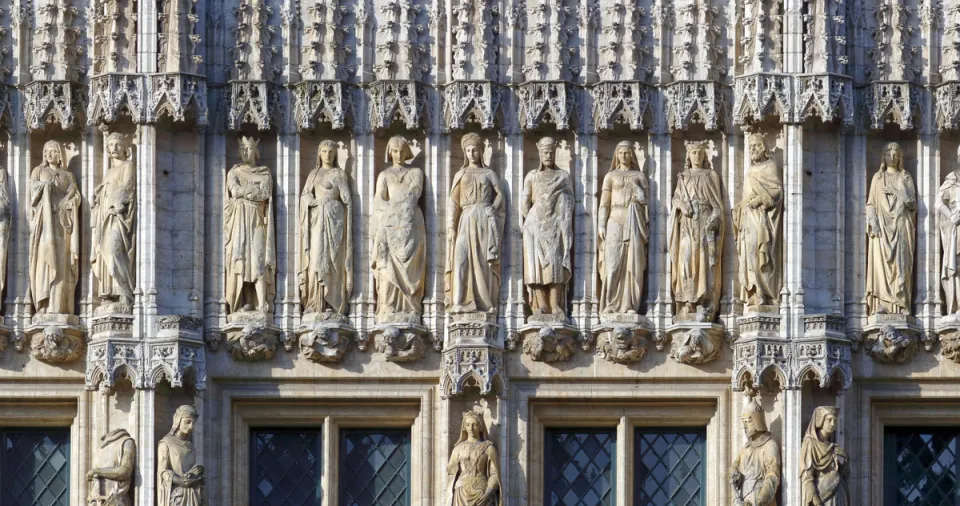 Brussels Town Hall, left wing facade statues