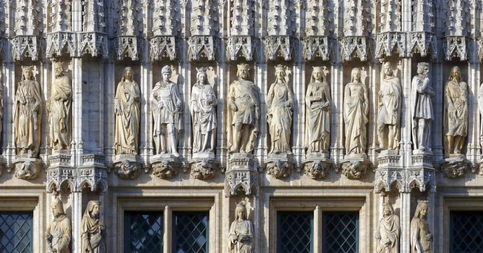 Brussels Town Hall, left wing facade statues