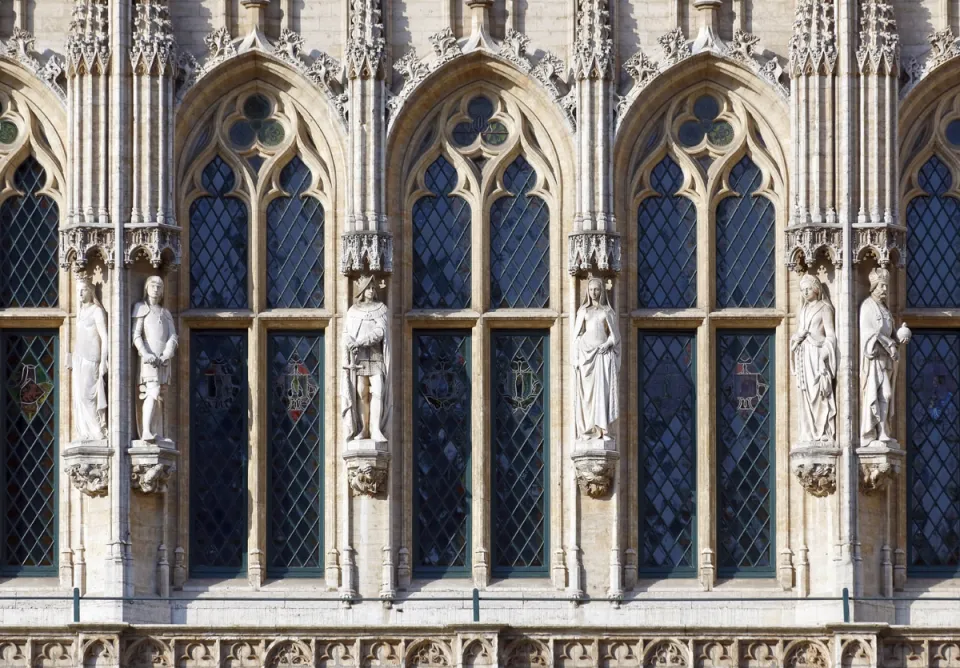 Brussels Town Hall, windows of the right wing facade