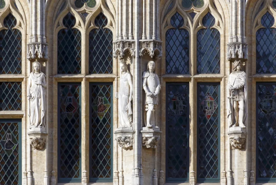 Brussels Town Hall,  windows and statues of the right wing facade