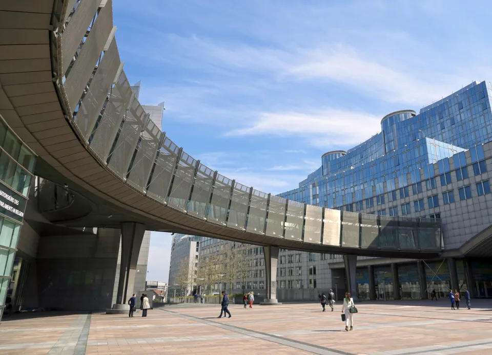 Espace Léopold, Konrad Adenauer Bridge, northern curve from Simone Veil Agora