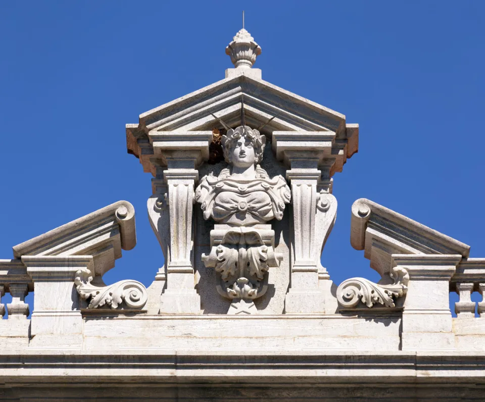 Palace of Liberty, allegorical bust of Libertas as the crowning of the attic