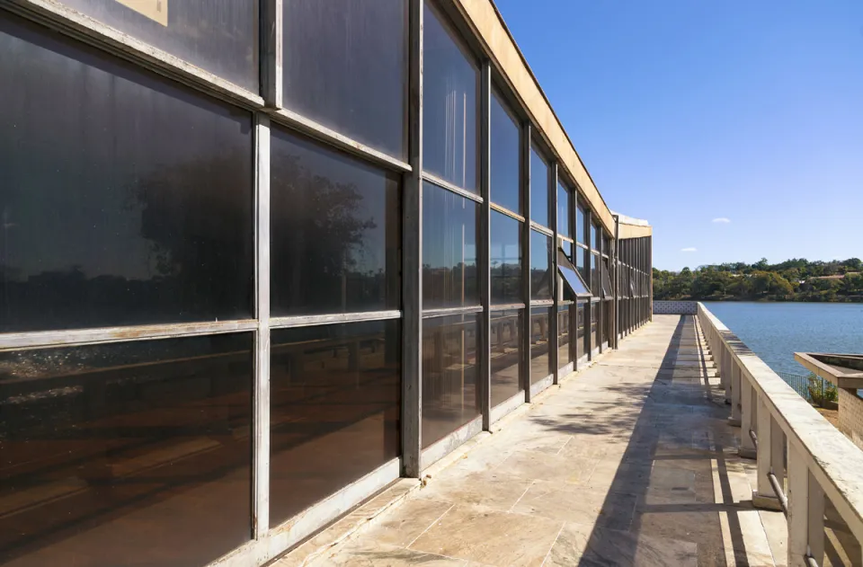 Iate Tênis Clube, outdoor access to the terrace with window front