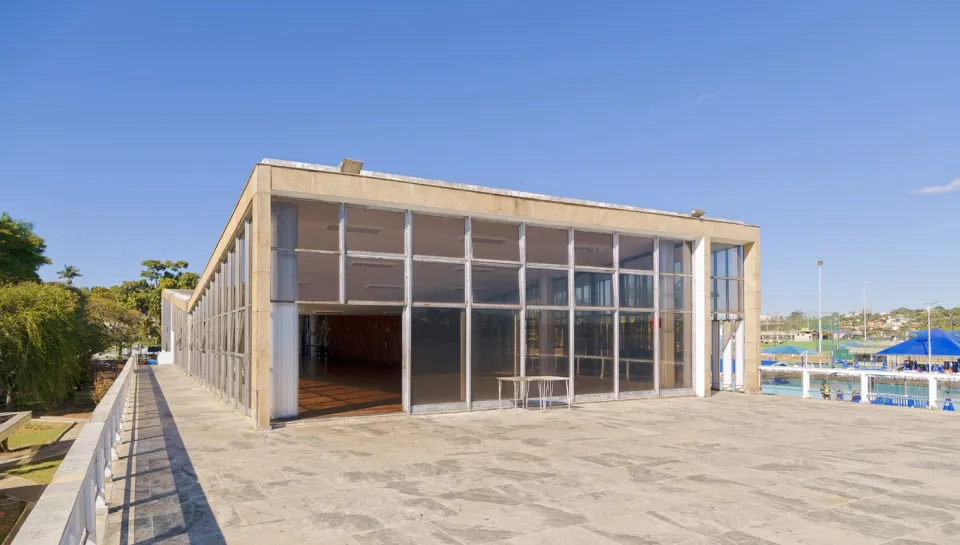 Iate Tênis Clube, terrace with entrance to the Portinari Hall