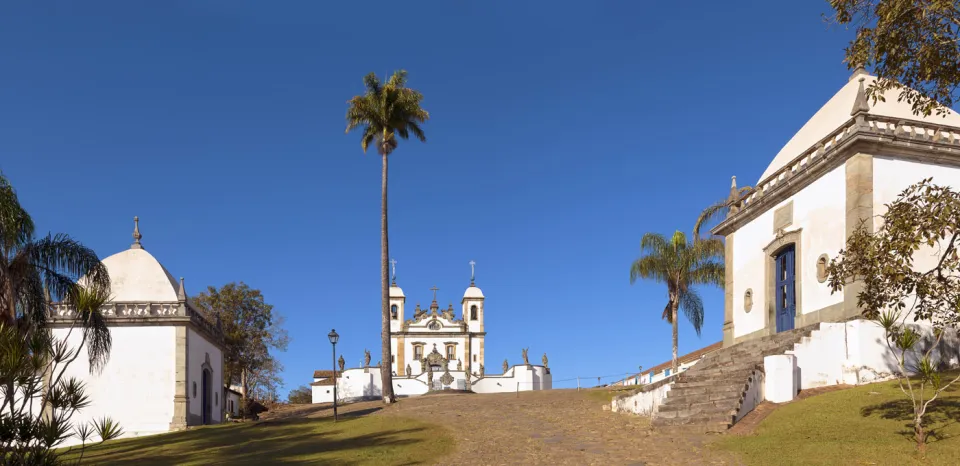 Sanctuary of Bom Jesus de Matosinhos, slope up to the church, flanked by two of the six chapels