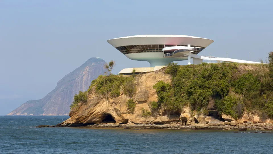 Niterói Contemporary Art Museum, on top of Boa Viagem viewpoint (northeast elevation)