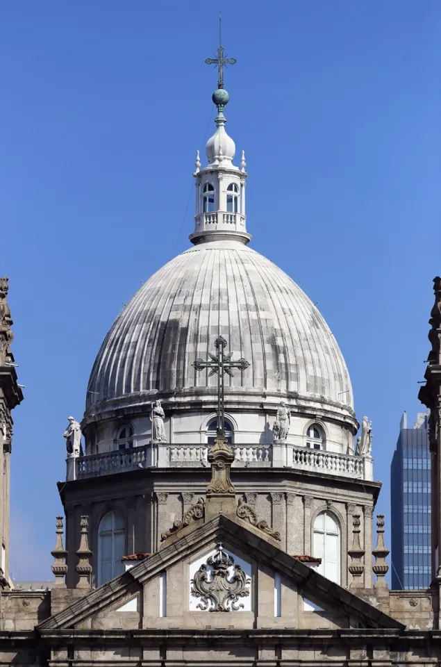 Candelaria Church, dome and pediment