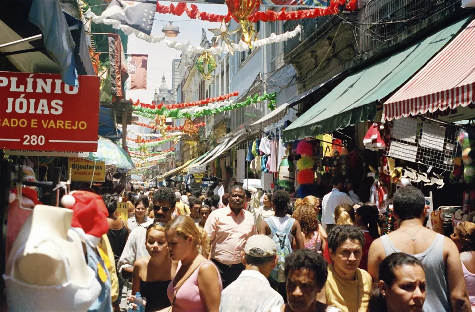 People shopping for christmas in the Alfândega Street (Saara)