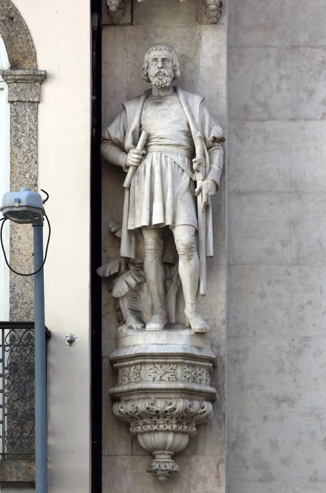 Royal Portuguese Cabinet of Reading, facade, statue of Pedro Álvares Cabral
