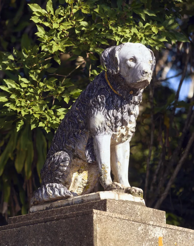 Chácara do Céu, dog statue at the entrace to the estate