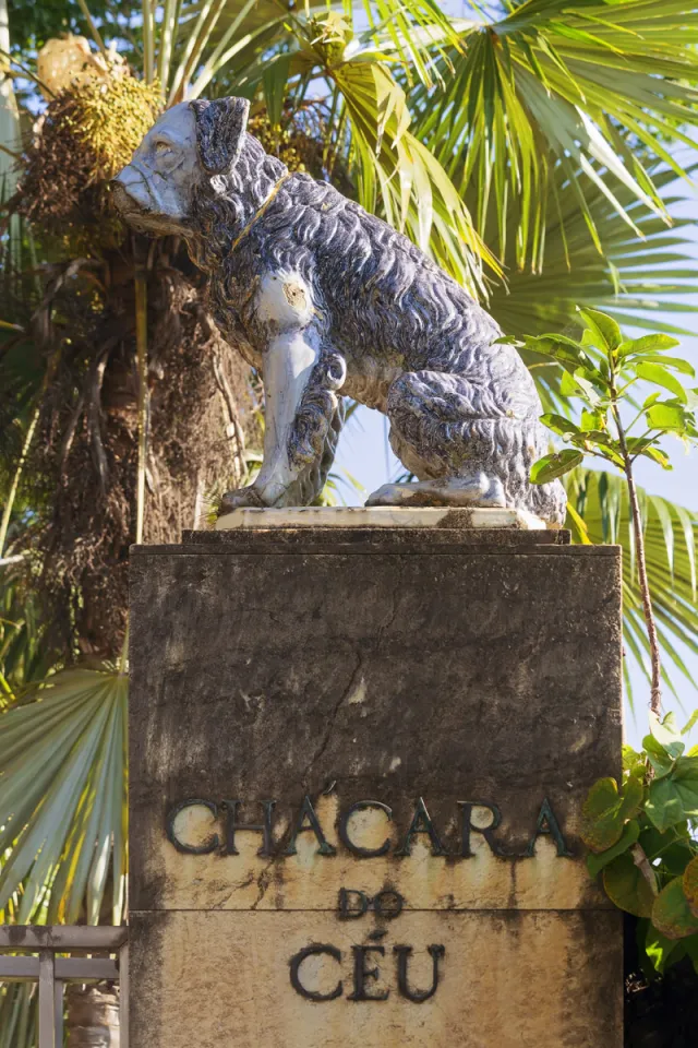Chácara do Céu, dog statue at the entrace to the estate
