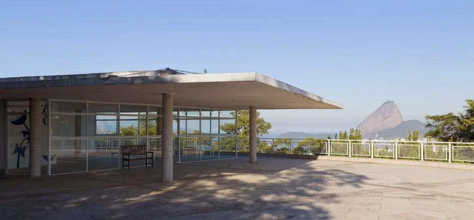 Chácara do Céu, panoramic terrace with pavilion and the Sugarloaf in the background