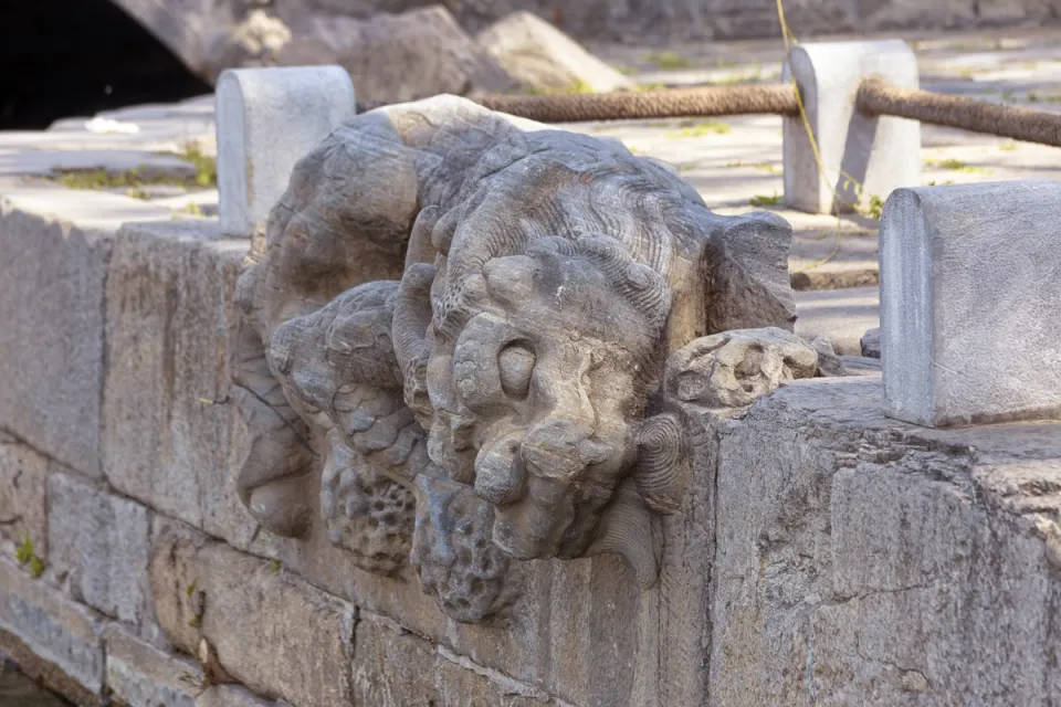 Wanning Bridge, southern dragon sculpture