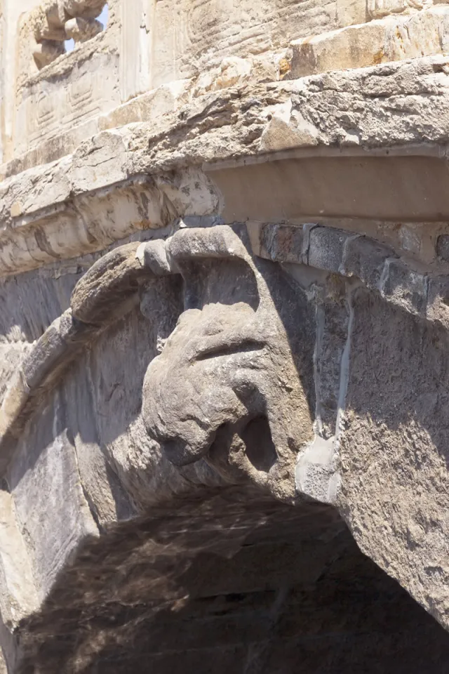 Wanning Bridge, weathered sculpture of the keystone