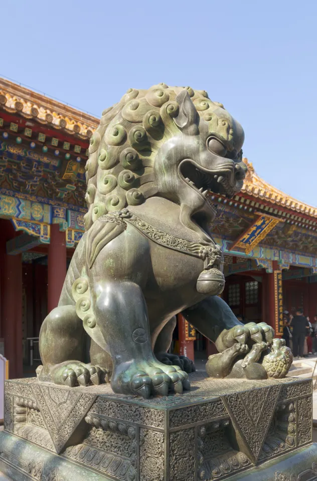 New Summer Palace, Gate of Dispelling Clouds, lioness statue