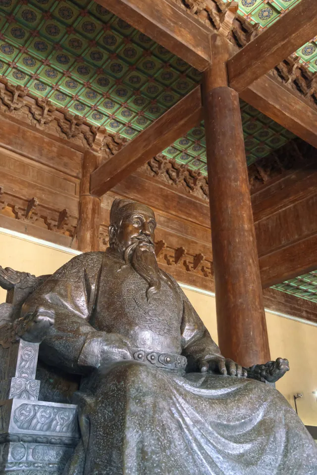 Ming Changling Mausoleum, Hall of Blessing and Grace (Ling'en Hall), statue of Yongle Emperor Zhu Di