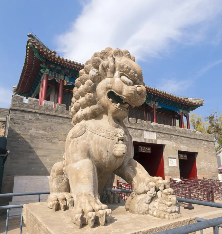 Chengde Mountain Resort, Lizheng Gate, female lion statue