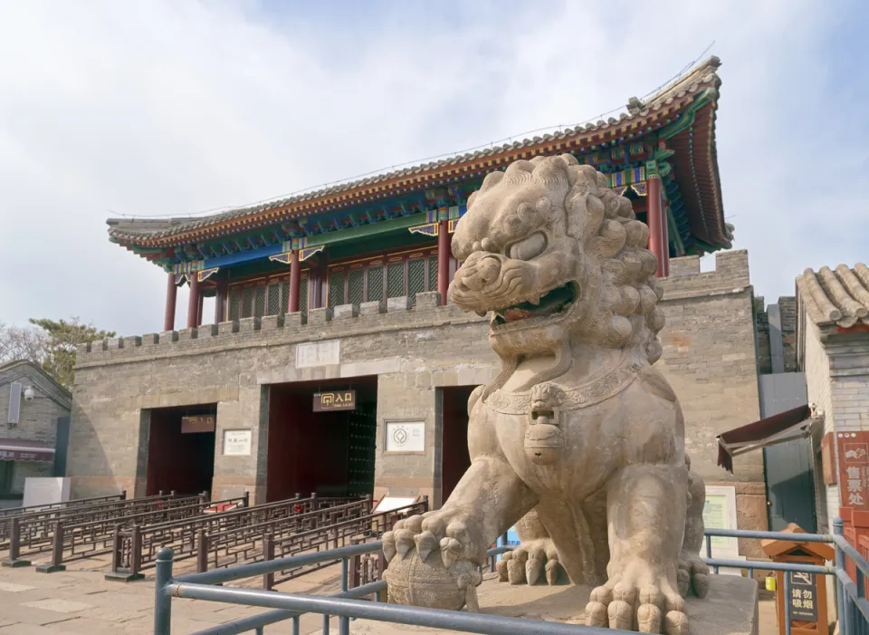 Chengde Mountain Resort, Lizheng Gate, male lion statue