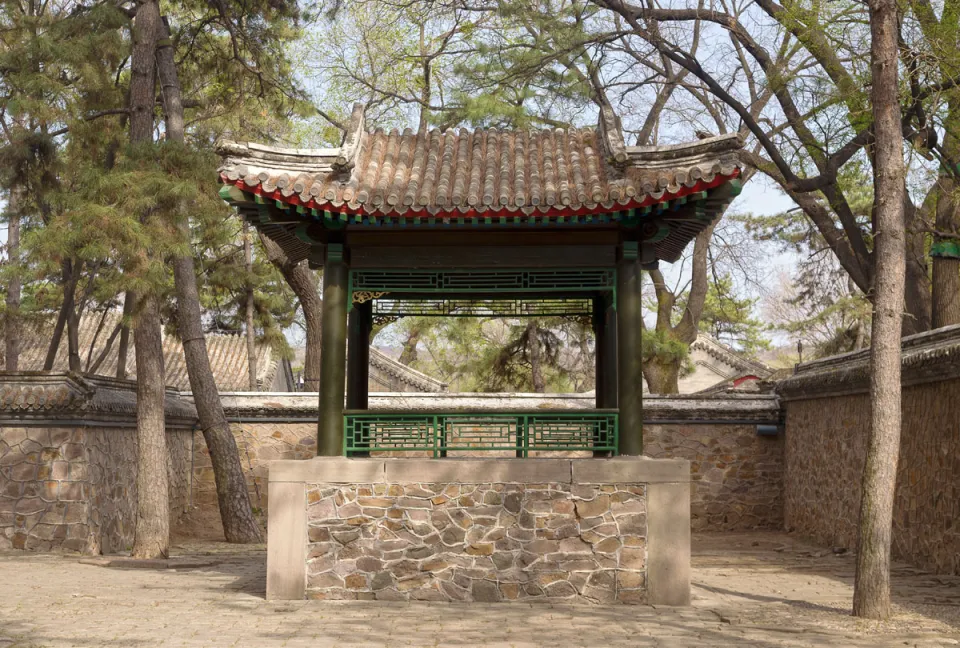 Chengde Mountain Resort, well in the second courtyard