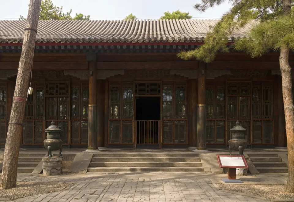 Chengde Mountain Resort, Hall of Frugality and Placidity (Danbo Jingcheng Hall), main entrance Chengde Mountain Resort, Hall of Frugality and Placidity (Danbo Jingcheng Hall), main entrance