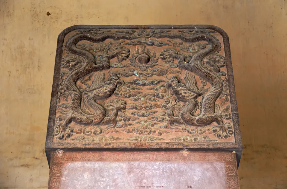 Ming Dingling Mausoleum, Soul Tower, top of the stele