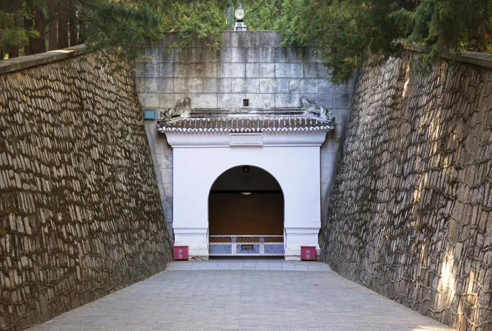 Ming Dingling Mausoleum, Underground Palace, entrance gate