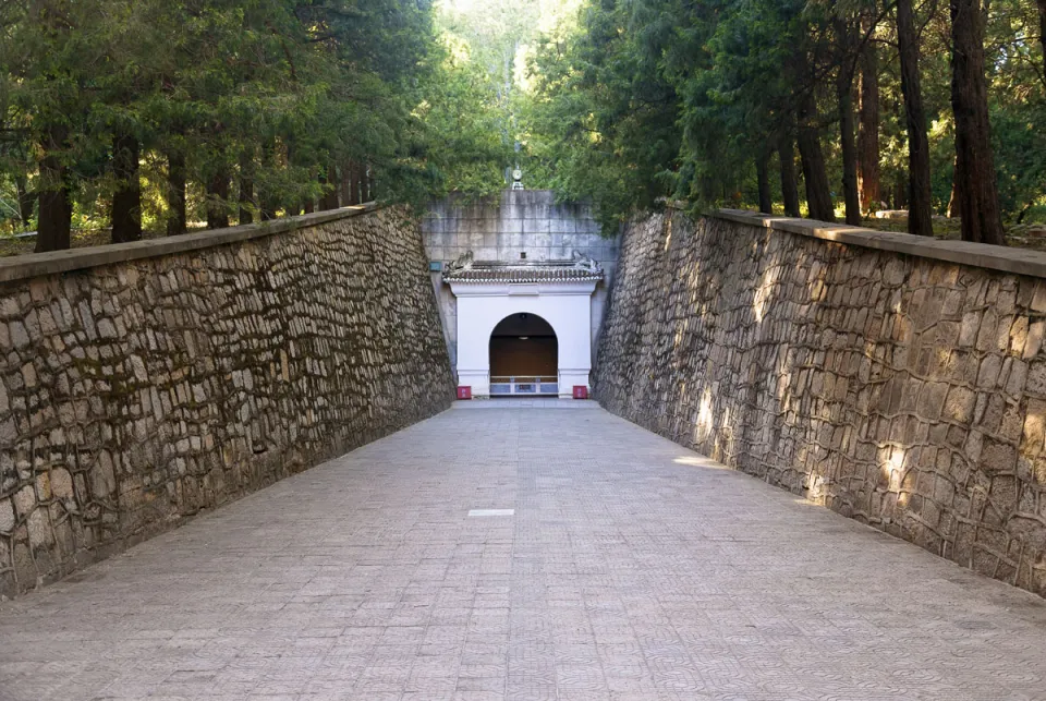 Ming Dingling Mausoleum, Underground Palace, ramp to the entrance gate