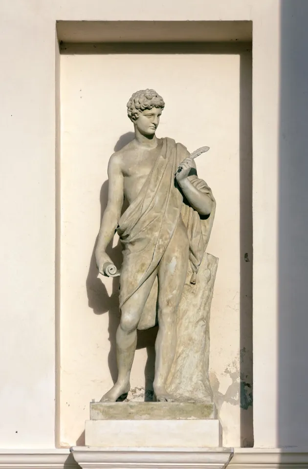 Temple of the Three Graces, statue of the colonnade