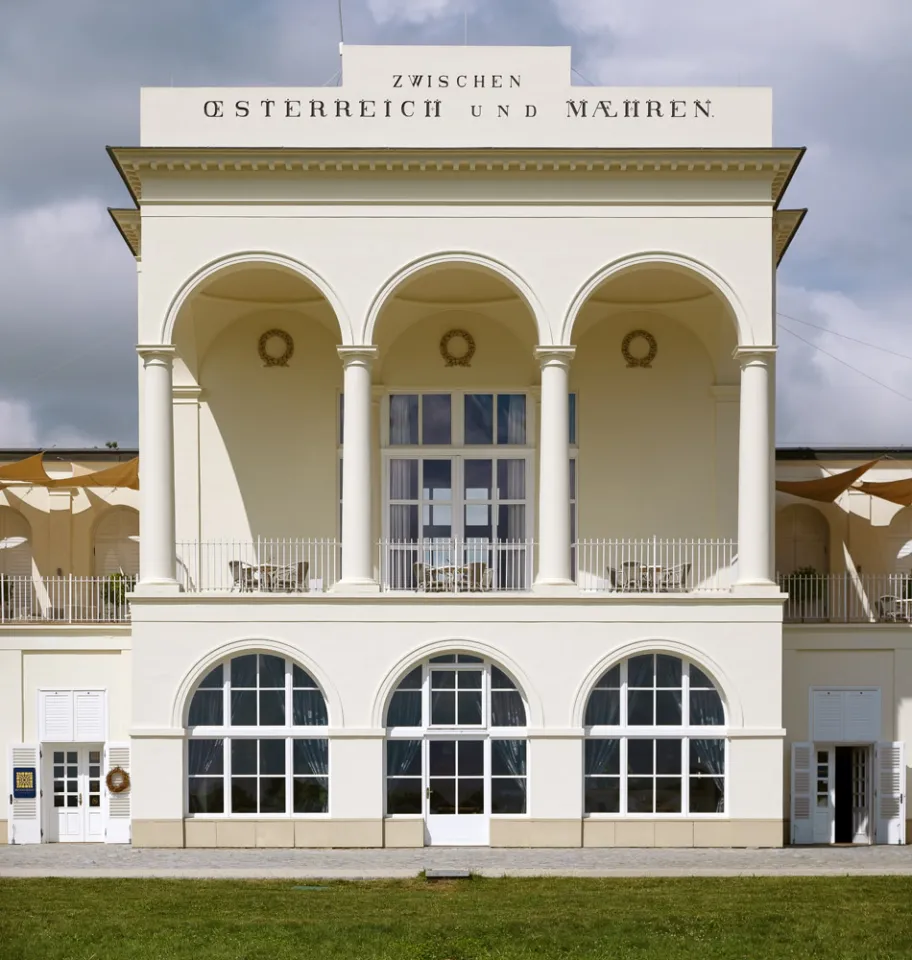 Border House, loggia