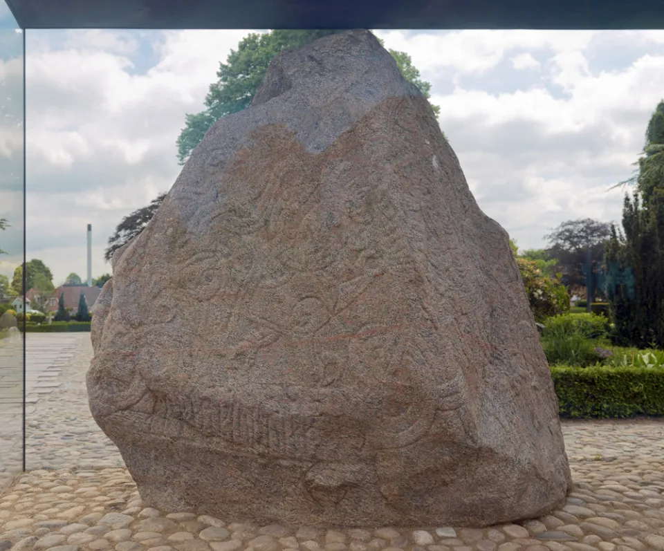 Runestone of Harald Bluetooth, west elevation