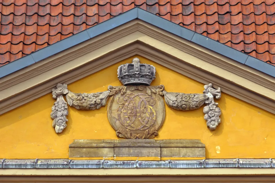 Roskilde Royal Mansion, pediment of the avant-corps