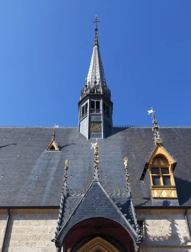 Hospices de Beaune, canopy and spirelet above the main portal