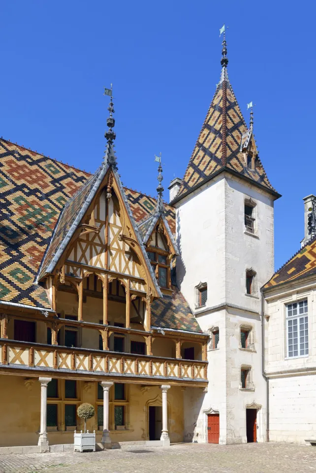 Hospices de Beaune, Court of Honour, northwest corner