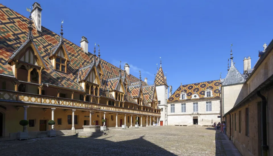 Hospices de Beaune, Court of Honour, southeast elevation