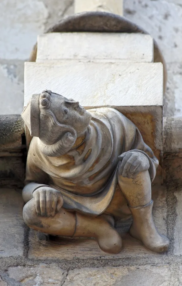 Hôtel Aubriot, facade sculpture