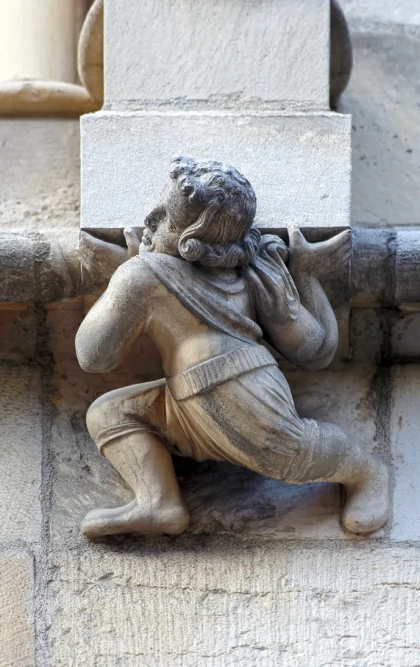 Hôtel Aubriot, facade sculpture