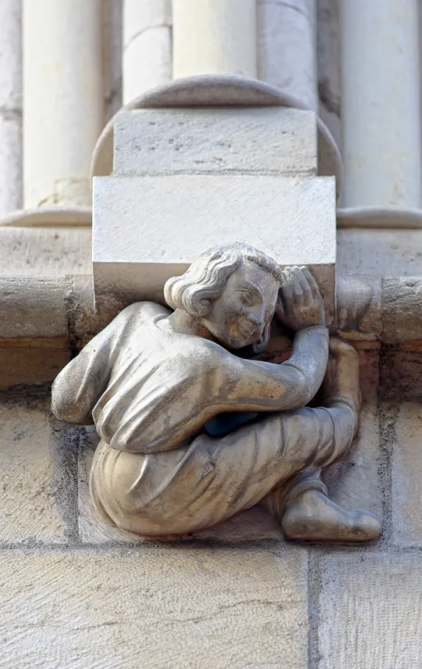 Hôtel Aubriot, facade sculpture