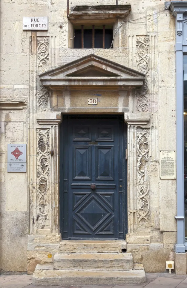 Maillard House, door