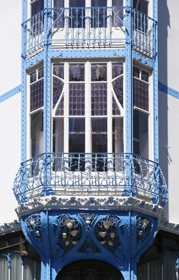 Génin-Louis Store, oriel window