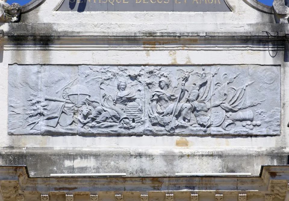 Place Stanislas, Here Arch (Arc Héré), central bas-relief