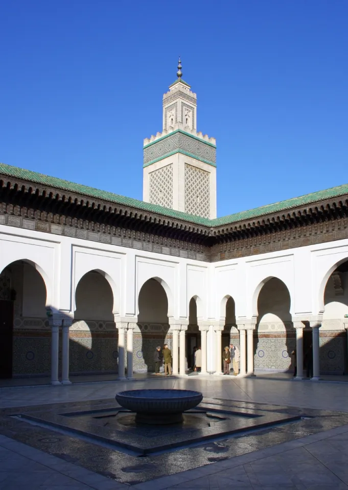 Grand Mosque of Paris, inner courtyard with minaret