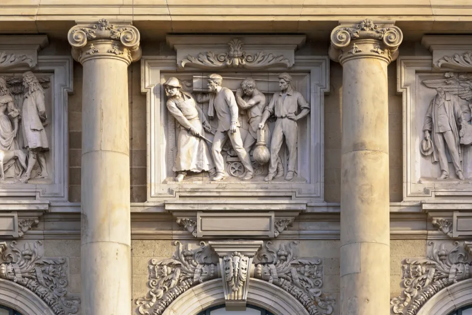 Lower Saxon State Museum Hanover, facade detail with relief
