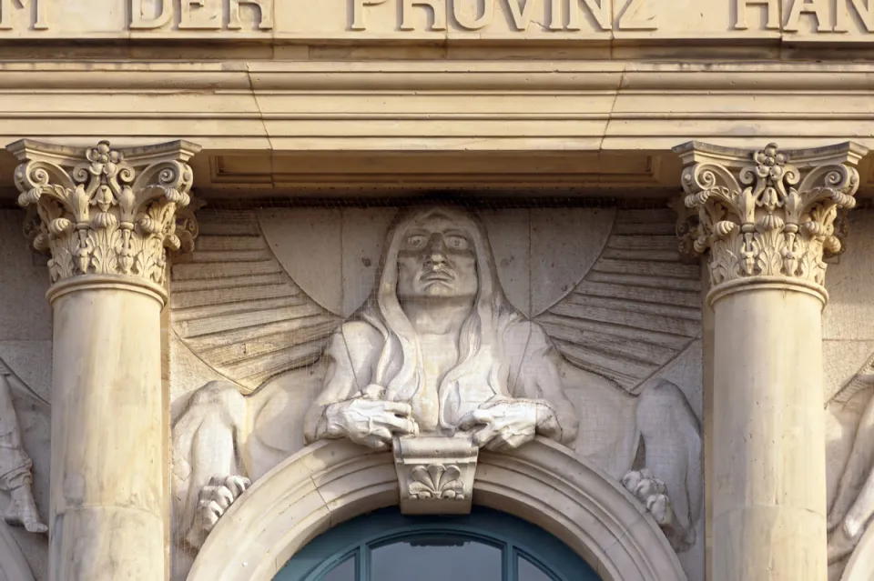 Lower Saxon State Museum Hanover, relief of the avant-corps