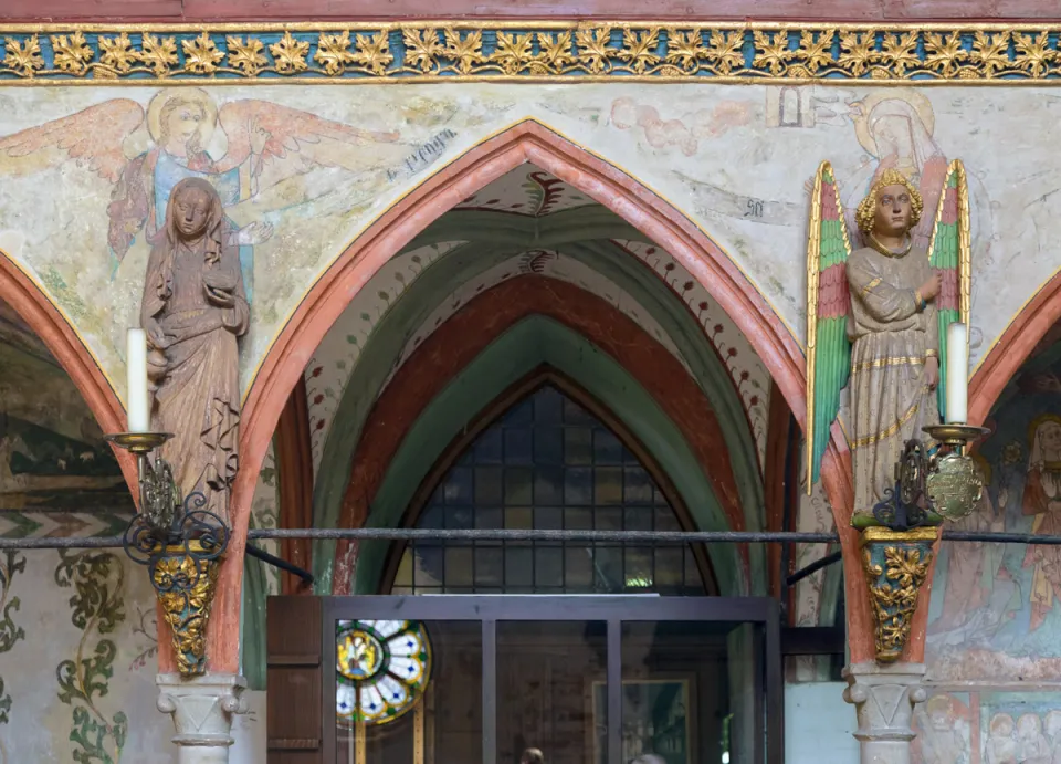 Holy Spirit Hospital, bay of the rood screen with statues